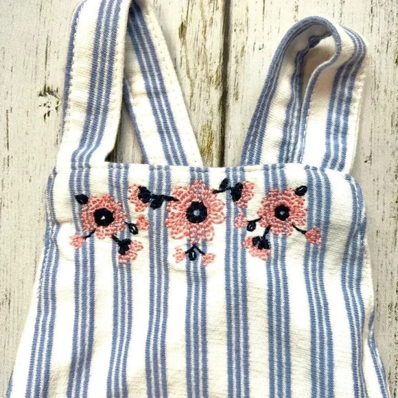 Carter’s bundle of baby girls’ 2 bodysuits & 1 sunsuit Size 6 months - Picture 5 of 12